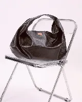 Bolso marrón oscuro de cuero sintético con forma ovalada y asa corta.