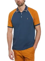 Polo de hombre azul con mangas cortas color mostaza estilo raglán con borde blanco. Tiene cuello clásico con botones y logo bordado en el pecho.