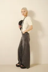 Pantalón jean oxford de tiro alto, color gris oscuro, con lavado stone y bigotes.