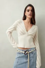 Sweater negro de tejido de punto calado, con escote en V cruzado y mangas largas.