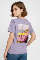 Remera blanca con estampado azul con la frase "IN VACANZA".