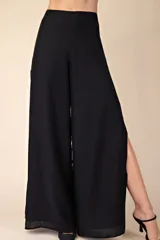 Pantalón palazzo negro de tejido fluido con aberturas laterales altas.