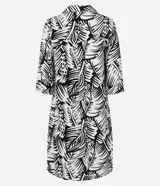 Vestido corto con estampa de follaje en blanco y negro, con escote en V, solapa y mangas 3/4.