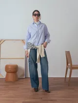 Camisa de corte oversize color celeste, con botones frontales y mangas largas.