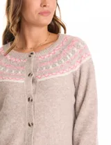 Cardigan tejido color beige con estampado fairisle en tonos rosados y grises en la parte superior. Tiene cuello redondo y cierre frontal con botones.