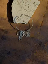 Gargantilla plateada con dije de strass.