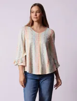 Blusa estampada con rayas verticales en tonos pastel y flores blancas. Tiene escote en V y mangas 3/4 con volados.