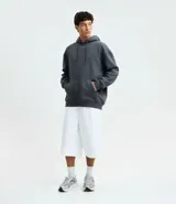 Saco con capucha color beige, con cordón ajustable, bolsillo canguro, mangas largas y barras ajustadas. Confeccionado en algodón con felpa, de corte comfort.