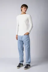 Jean negro de corte mom oversize.