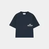 Remera azul de corte amplio con logo y texto estampados en blanco en la espalda.