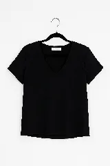 Blusa negra de viscosa con escote en V y mangas cortas.