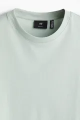 Remera verde agua de punto liviano con cuello redondo ribeteado y bajo recto. Corte estándar confeccionada con COOLMAX®, fibra sintética que transporta el sudor del cuerpo a la superficie del tejido.