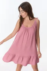 Vestido corto celeste con breteles finos y volados en el ruedo.