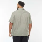 Camisa verde oliva de manga corta con cuello abotonado y bordados florales.