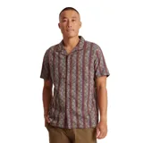 Camisa de manga corta con cuello cubano y estampado geométrico en tonos burdeos, gris y ocre.