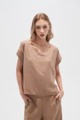 Blusa color marrón claro de viscosa con cuello en V y mangas cortas.