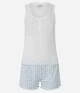 Conjunto de pijama compuesto por musculosa blanca con botones y short de cuadros vichy celeste y blanco con volados en el ruedo.