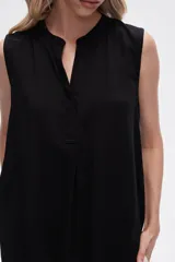 Blusa viscosa color negro, corte evasé, sin mangas, con cuello a la base y botón en la parte superior.