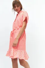 Vestido corto color coral con estampado de flores pequeñas, cuello mao y escote en V.