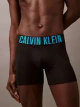 Pack de tres boxers largos Calvin Klein negros con cintura elástica con logo en azul.