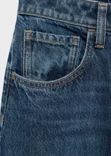 Pantalón de jean azul de corte recto, tiro alto y cinco bolsillos.
