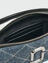 Bolso de hombro Marc Jacobs modelo The Quilted Denim Snapshot Convertible, confeccionado en denim azul acolchado con patrón de rombos y detalles en cuero. Presenta correa de hombro ajustable y extraíble, cierre de cremallera superior, bolsillo interior y logo de la marca en la parte delantera.
