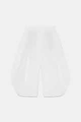 Pantalón blanco de tiro alto con cintura elástica ajustable mediante lazada interior. Presenta bolsillos laterales y un bajo con mucho volumen.