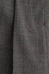 Short pollera gris oscuro con estampado a cuadros (Príncipe de Gales o similar), de corte acampanado con pliegues en el frente.