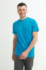 Remera de hombre de color azul francia, de cuello redondo y manga corta.