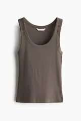 Musculosa marrón de punto de algodón acanalado, corte entallado y cuello redondo.