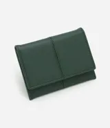Billetera pequeña tipo sobre, color verde oscuro, con solapa frontal y pespuntes visibles que dividen el frente en dos paneles. Se cierra con botón de presión.