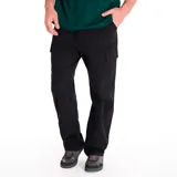 Pantalón de hombre de corte recto, color negro, con bolsillos laterales tipo cargo, bolsillos traseros con solapa y bragueta con cierre.
