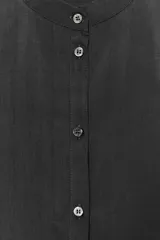 Camisa negra de lyocell con cuello redondo, manga larga con puños y bajo asimétrico con aberturas laterales. Cierre frontal con botones.