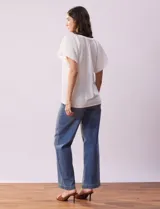 Blusa blanca texturada, marca Sabrina Lauren, con cuello a la base, escote en V con puntilla y lazo, mangas cortas amplias y aplique de puntilla.