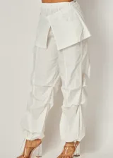 Pantalón cargo blanco de corte holgado con falda superpuesta en la cintura y frunces en las rodillas y tobillos.