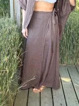 Falda larga marrón de lino con cintura elastizada y lazo lateral.