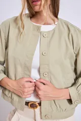 Cazadora color verde oliva con cuello redondo, cierre frontal con botones y mangas largas con puños elásticos.