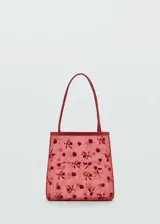 Bolso tipo tote de malla color rojo con bordado de flores.