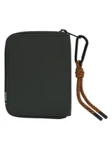 Billetera unisex color verde oscuro, de poliéster reciclado resistente al agua. Tiene tres espacios para tarjetas por lado, llavero mosquetón y tecnología RFID.