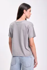 Remera gris de algodón con estampa de Cinderella en tonos pastel.