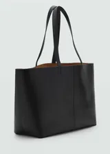 Bolso shopper grande de cuero negro, con doble asa de mano y asa de hombro. Tiene cierre magnético y forro interior.