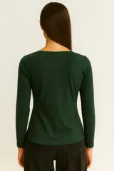 Remera de manga larga color blanco, de corte ajustado al cuerpo y cuello redondo.