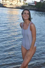 Traje de baño entero lila con costuras verticales en verde.