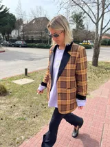 Buzo lila de corte holgado y mangas largas. Ideal para usar como abrigo ligero en verano.