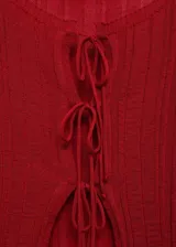 Cárdigan rojo de punto fino con cuello redondo, corte cropped y cierre frontal con lazos.