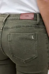 Jean de mujer color verde oliva, de corte recto y tiro medio.