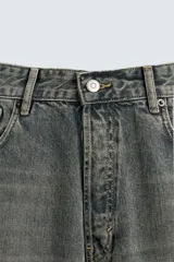 Pantalón de jean gris oscuro, de corte holgado y amplio en toda la pierna. Tiro medio y tejido rígido.