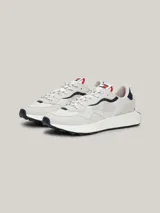 Zapatillas de estilo running, con suela gruesa y detalles en contraste. Cuentan con exterior de poliéster y forro de plástico recuperado del océano.