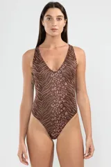 Malla enteriza marrón con estampado animal print, escote en V y espalda descubierta con tiras cruzadas unidas por un detalle metálico cuadrado.