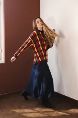 Buzo tejido con diseño de rombos en colores verde, rojo, amarillo y violeta.